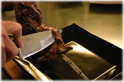 slicing grilled picanha